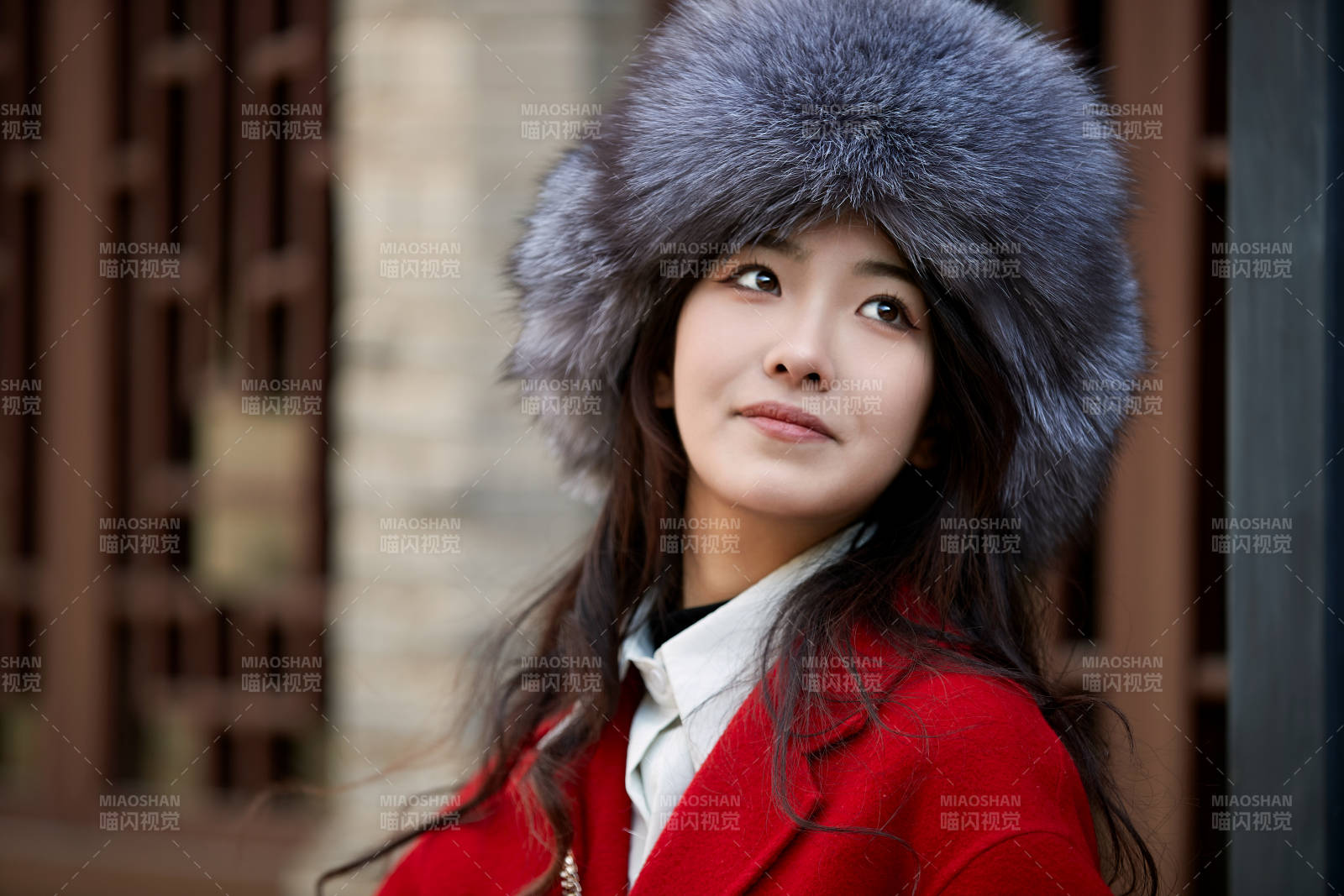 春节在老城古巷穿着喜庆服饰的美丽少女图片