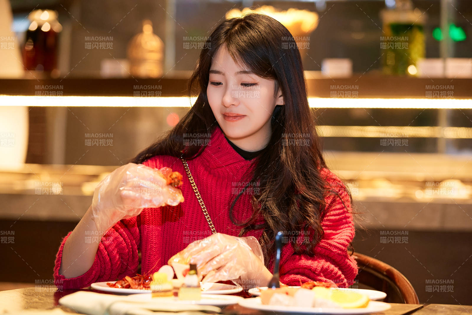 在酒店自助餐厅大吃特吃的可爱少女图片