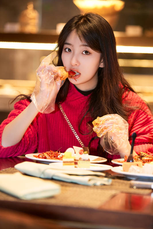 在酒店自助餐厅大吃特吃的可爱少女图片