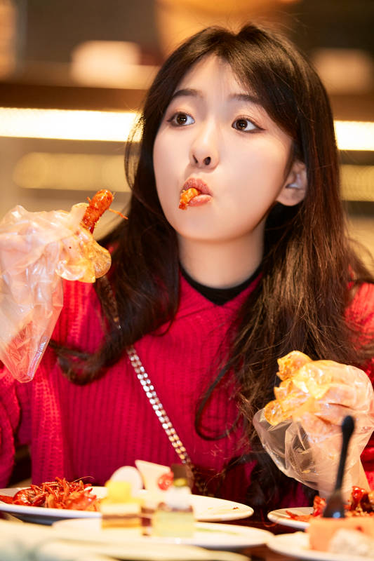 在酒店自助餐厅大吃特吃的可爱少女图片