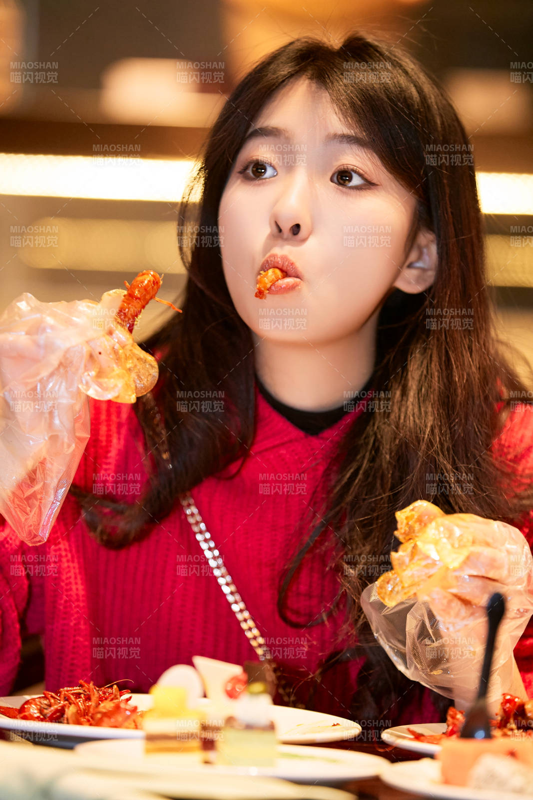 在酒店自助餐厅大吃特吃的可爱少女图片