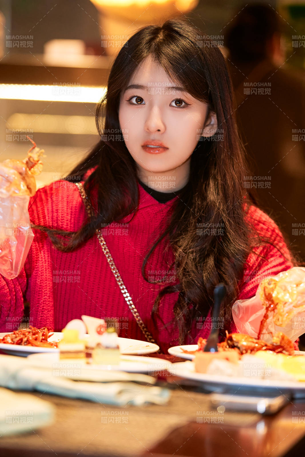 在酒店自助餐厅大吃特吃的可爱少女图片