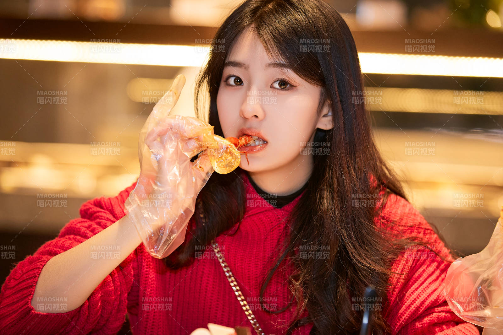 在酒店自助餐厅大吃特吃的可爱少女图片