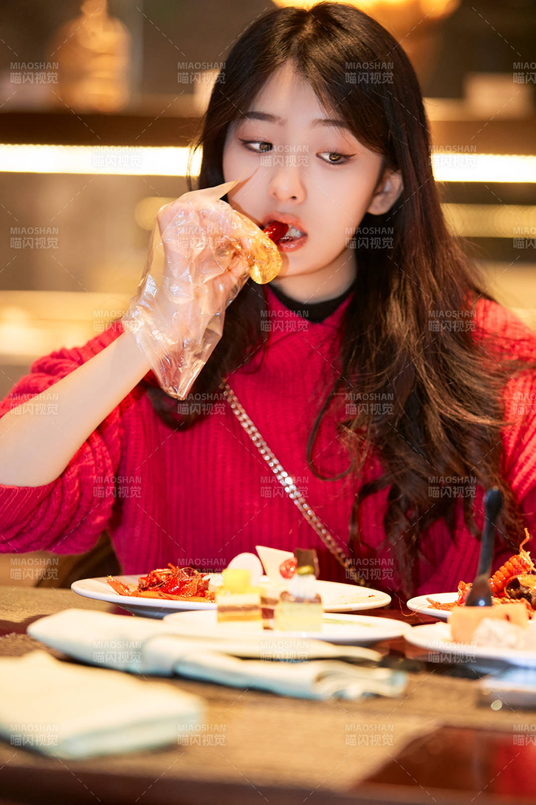 在酒店自助餐厅大吃特吃的可爱少女图片