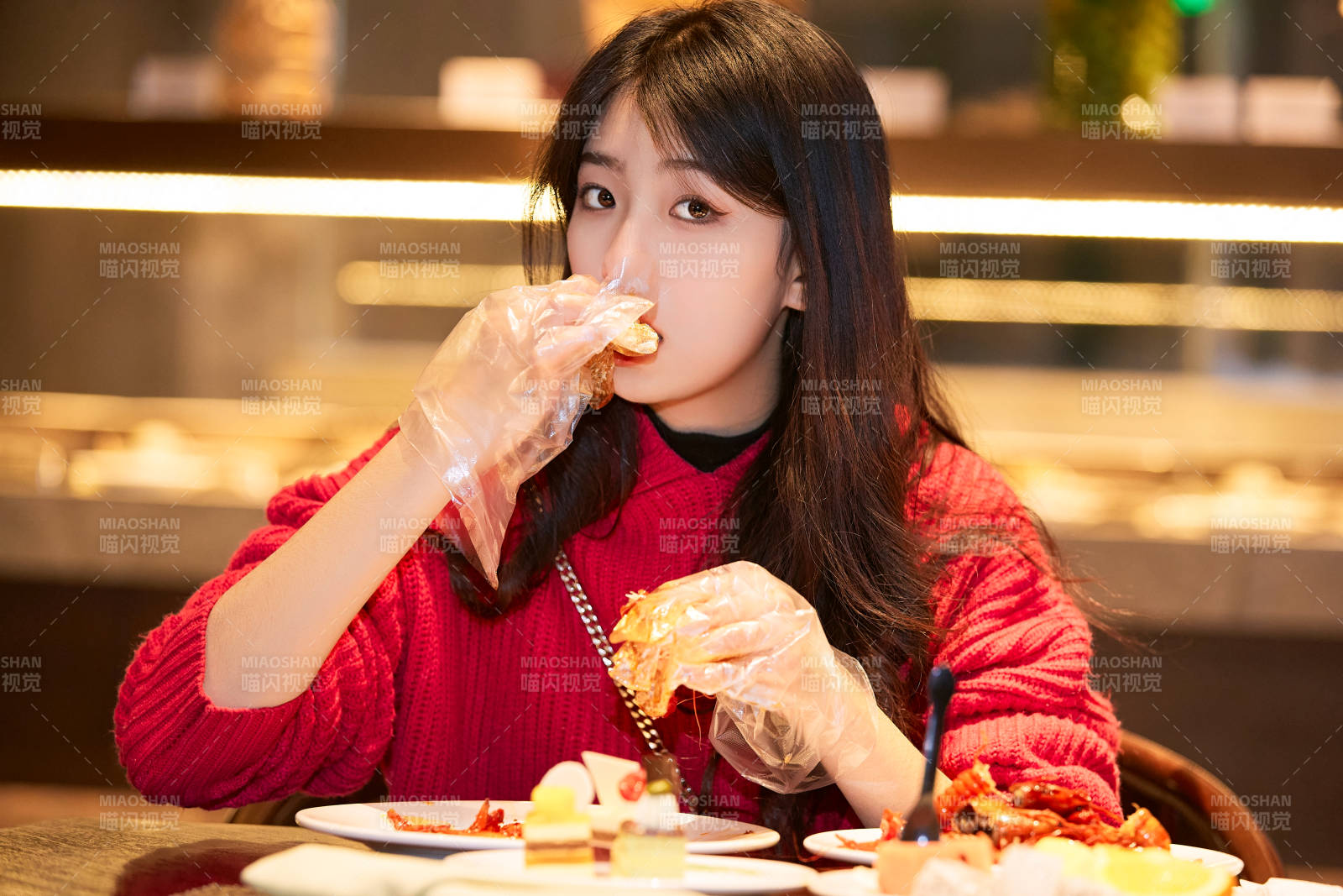 在酒店自助餐厅大吃特吃的可爱少女图片