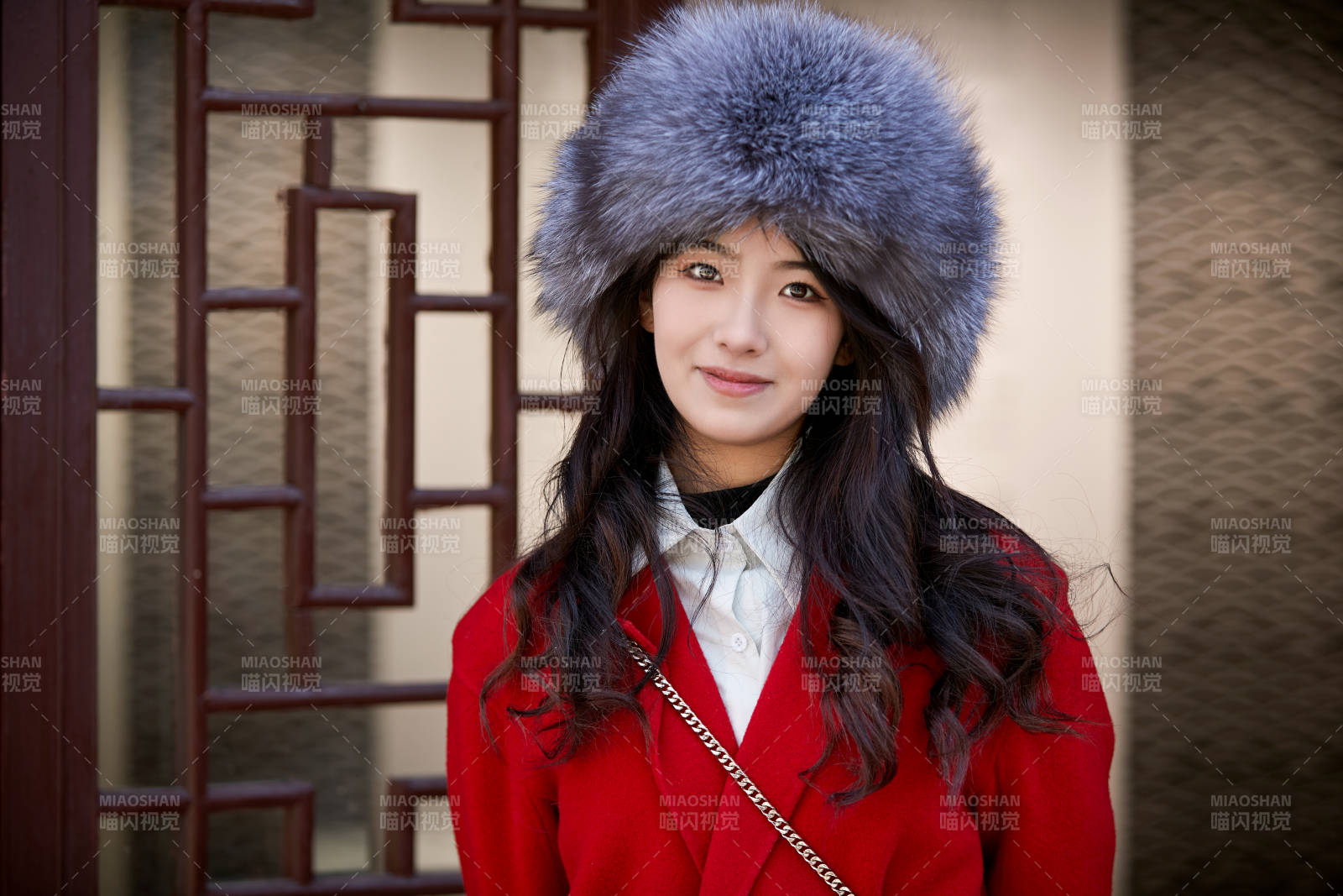 春节在老城古巷穿着喜庆服饰的美丽少女图片