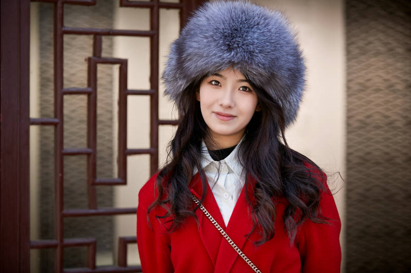 春节在老城古巷穿着喜庆服饰的美丽少女图片