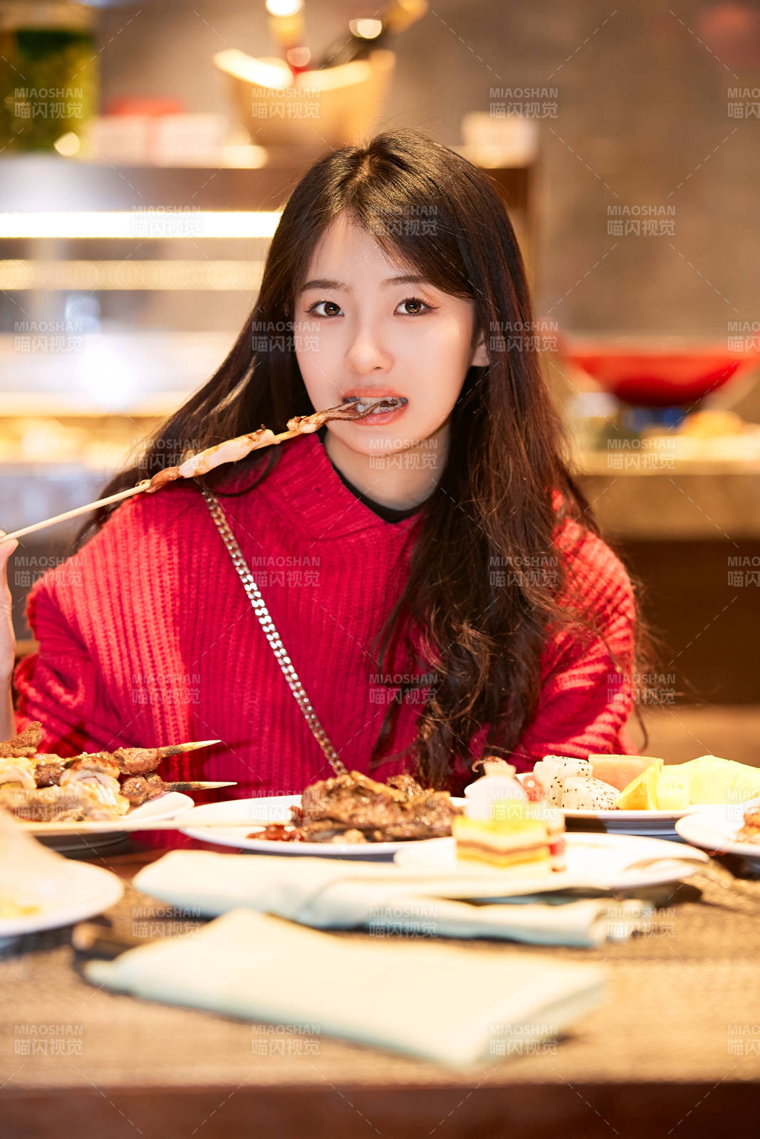 在酒店自助餐厅大吃特吃的可爱少女图片