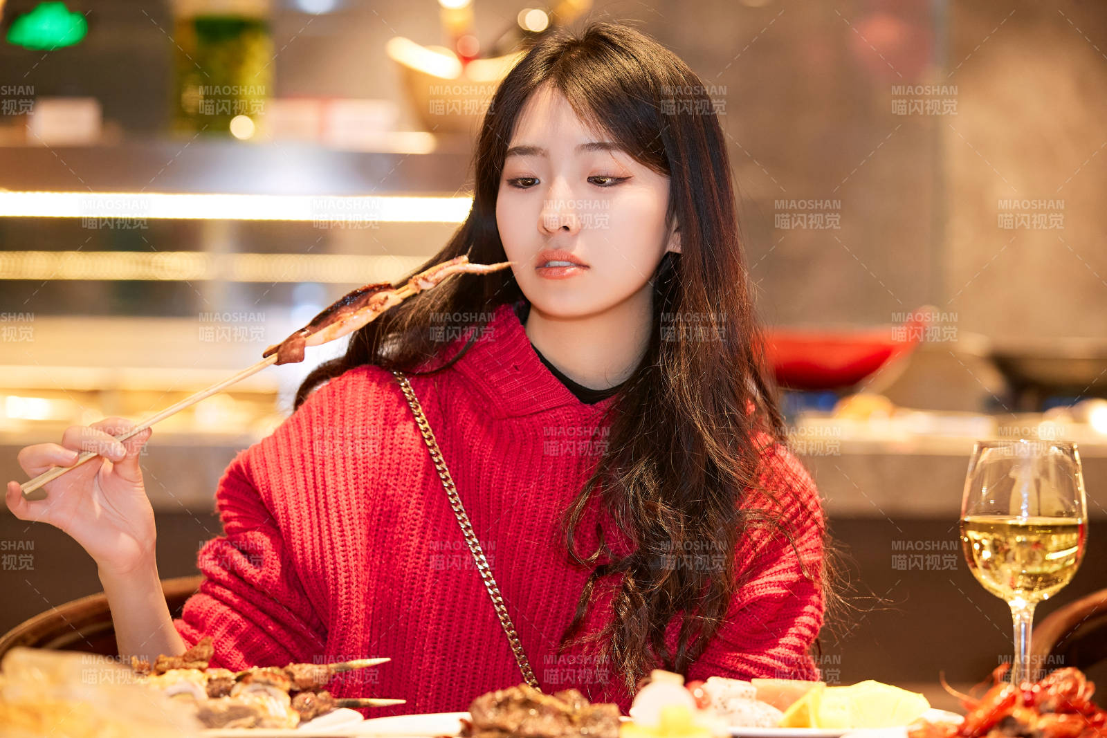 在酒店自助餐厅大吃特吃的可爱少女图片