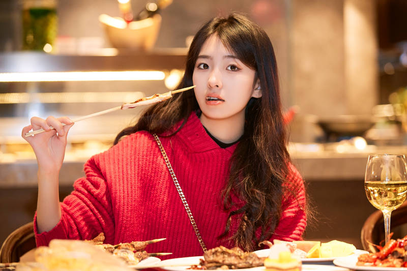 在酒店自助餐厅大吃特吃的可爱少女图片