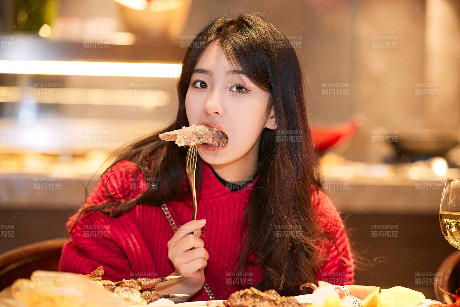 在酒店自助餐厅大吃特吃的可爱少女图片