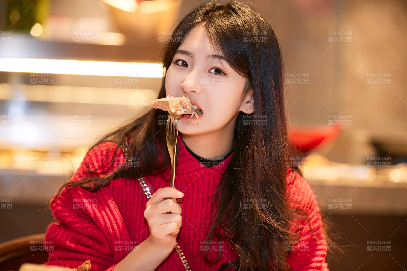 在酒店自助餐厅大吃特吃的可爱少女图片