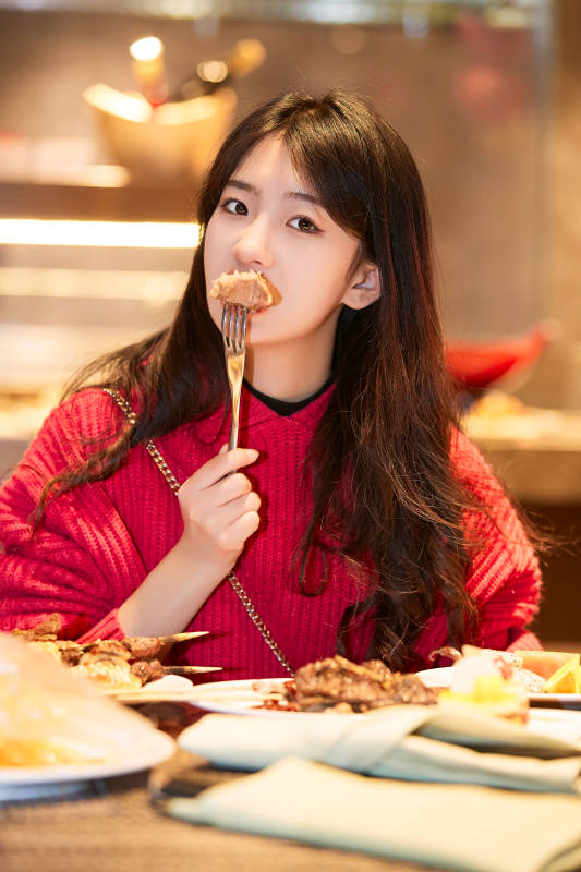 在酒店自助餐厅大吃特吃的可爱少女图片