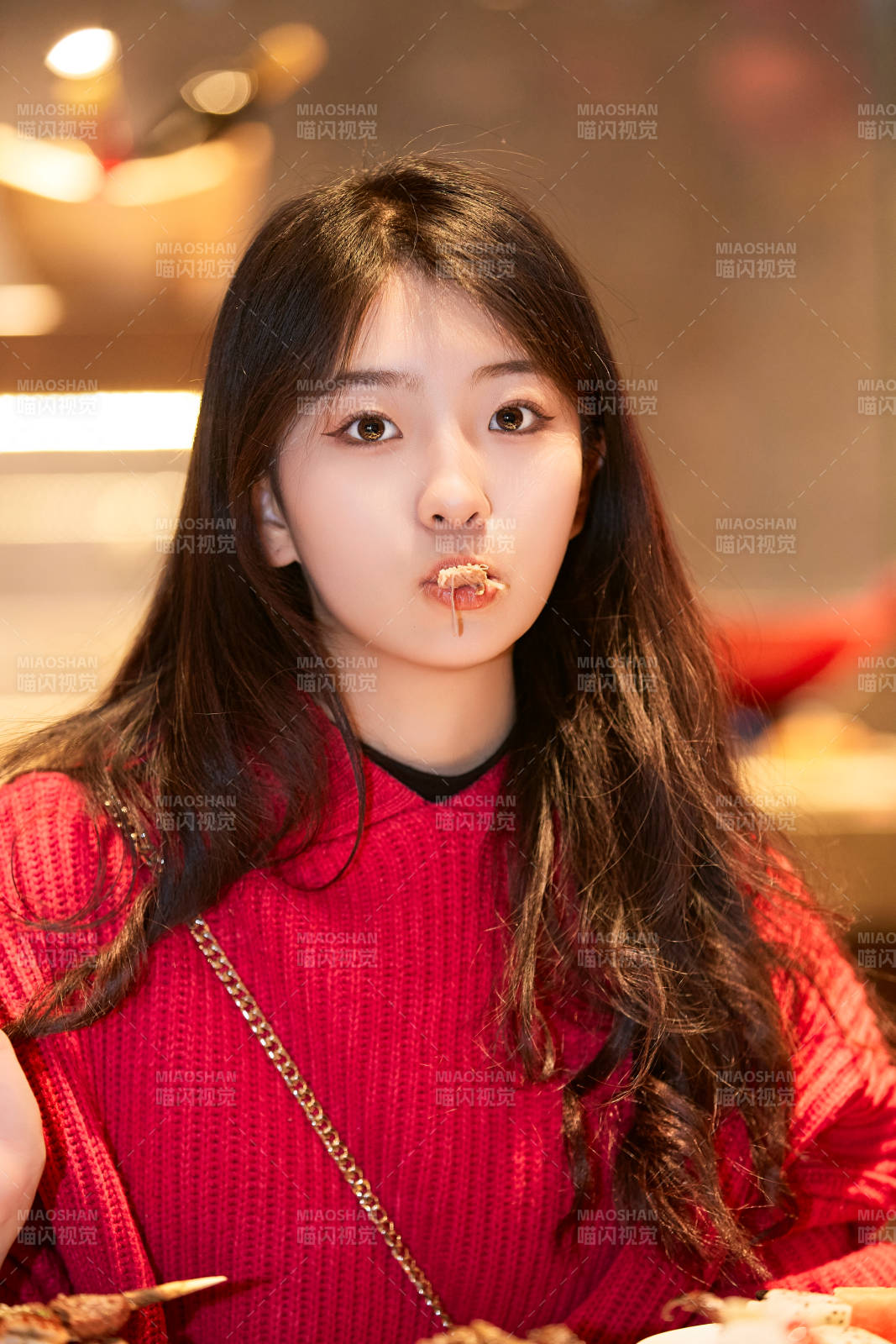 在酒店自助餐厅大吃特吃的可爱少女图片