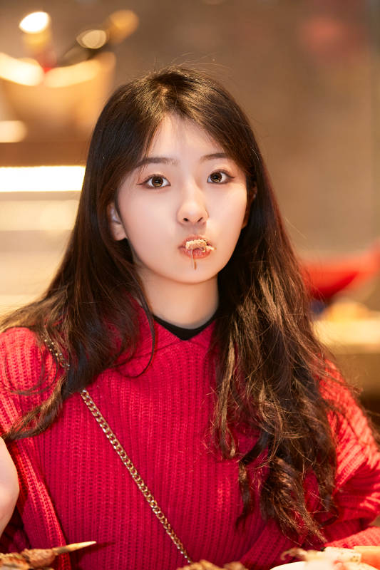 在酒店自助餐厅大吃特吃的可爱少女图片