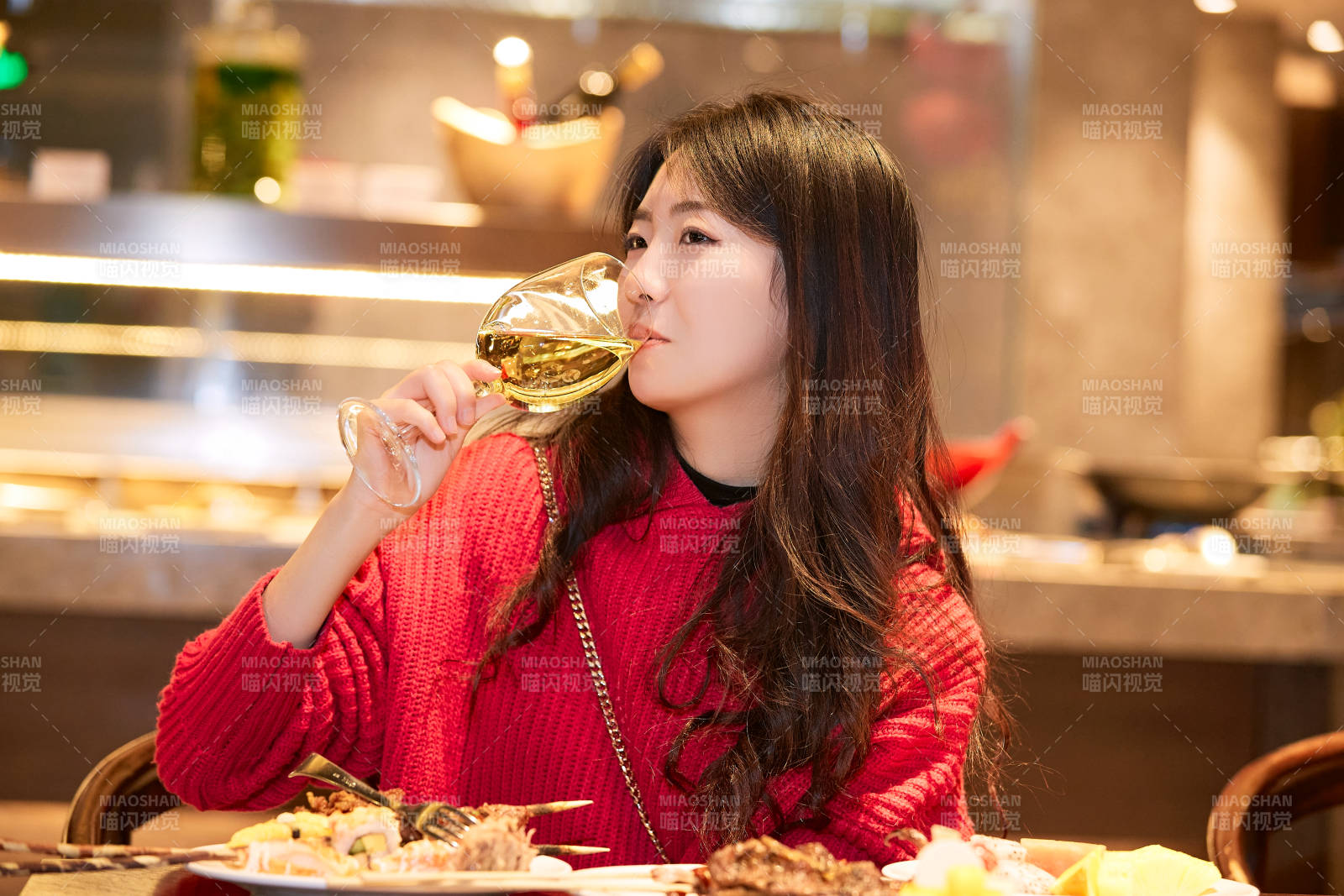 在酒店自助餐厅大吃特吃的可爱少女图片