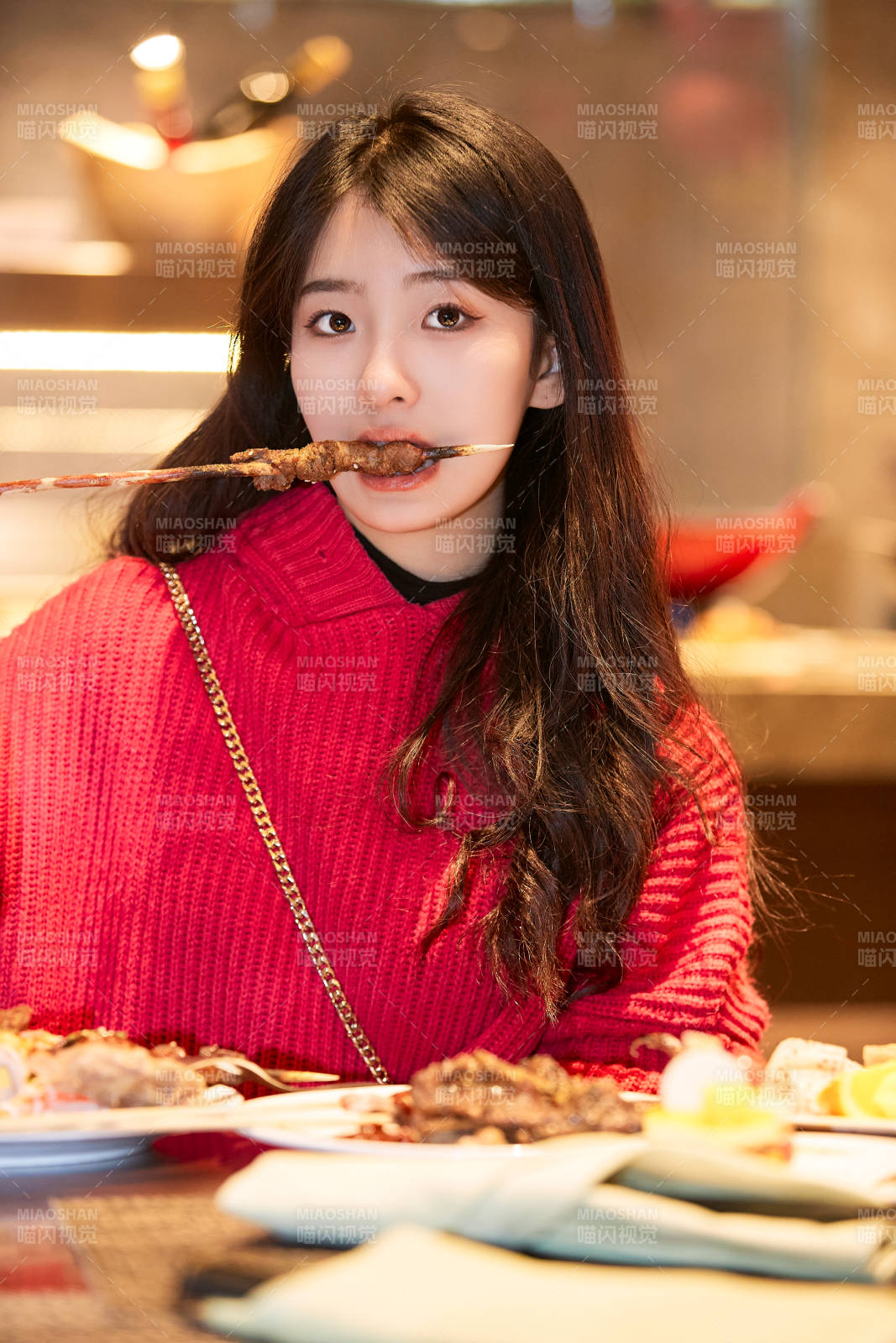 在酒店自助餐厅大吃特吃的可爱少女图片