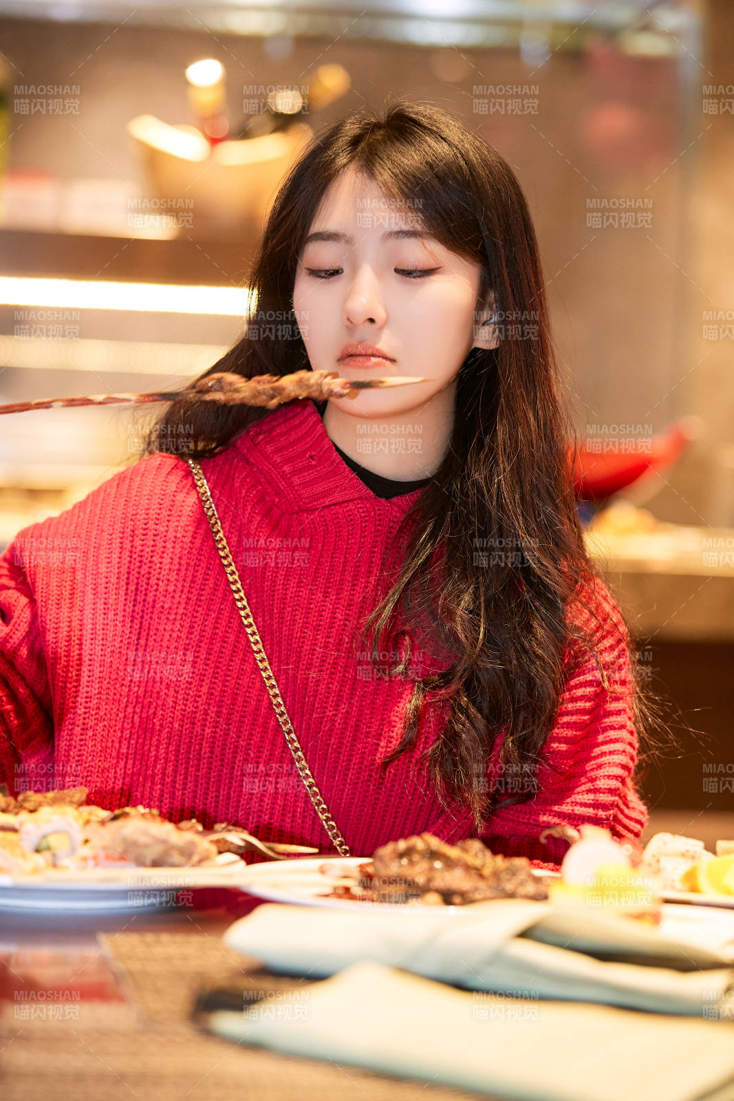 在酒店自助餐厅大吃特吃的可爱少女图片