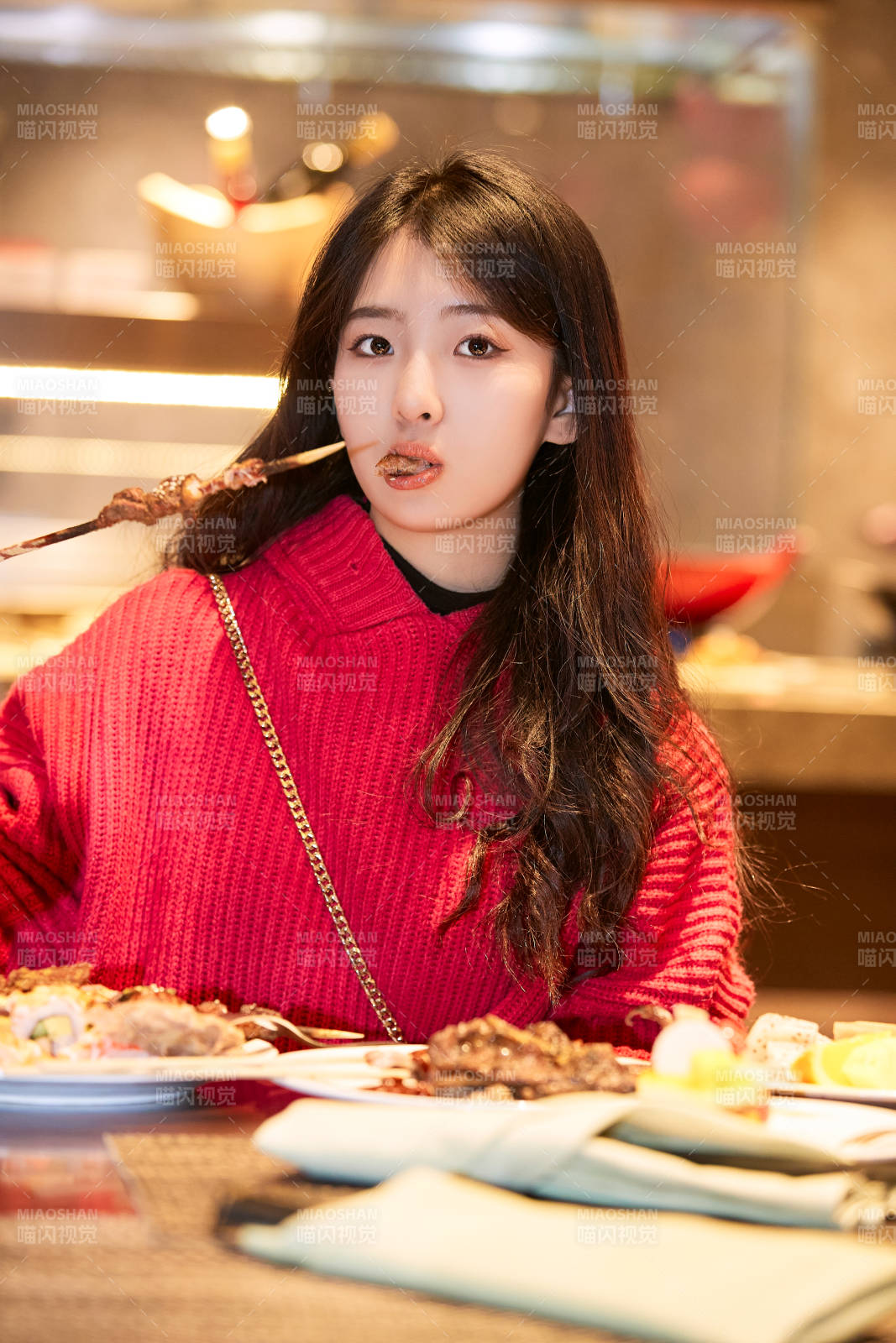 在酒店自助餐厅大吃特吃的可爱少女图片