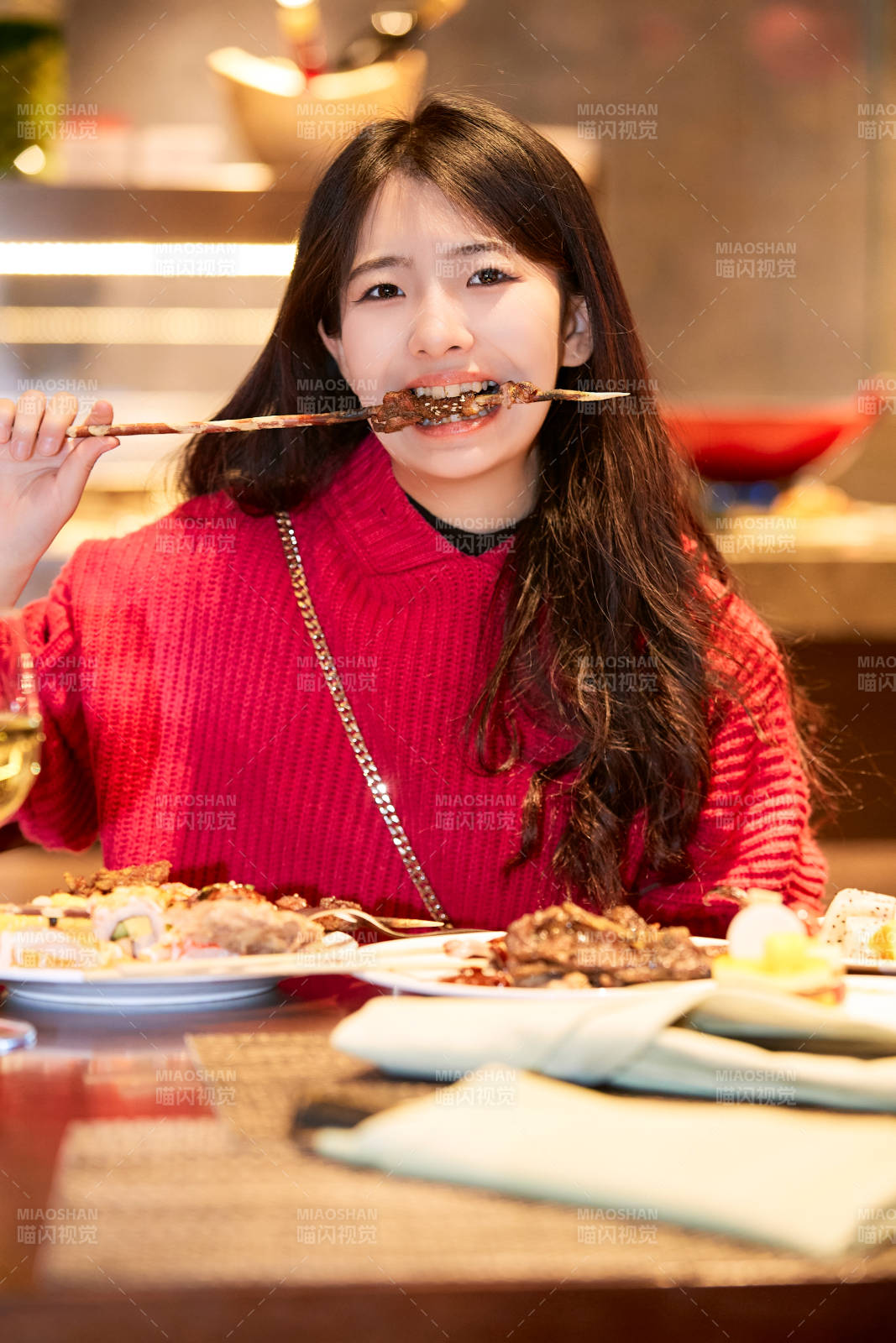 在酒店自助餐厅大吃特吃的可爱少女图片