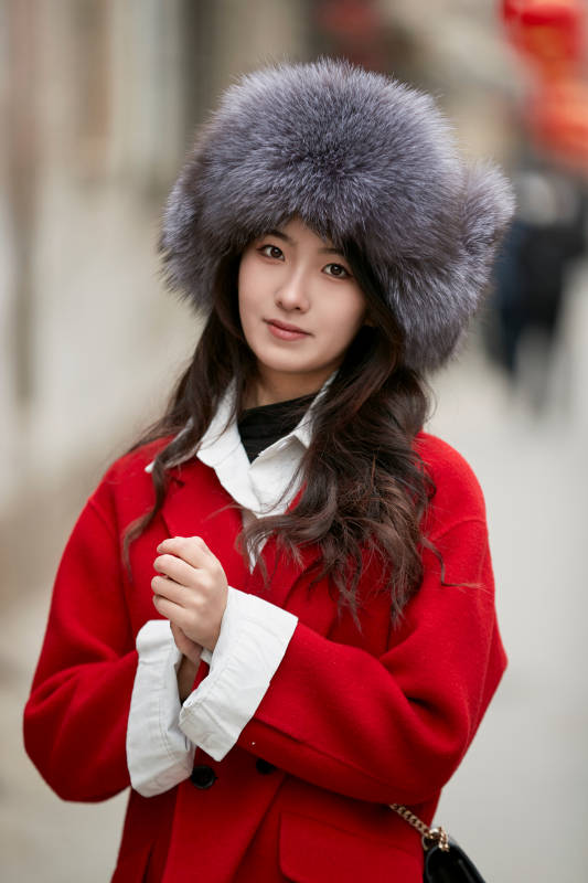 春节在老城古巷穿着喜庆服饰的美丽少女图片