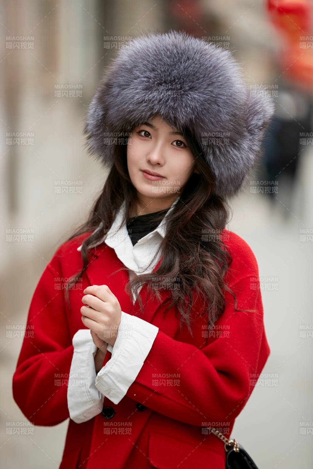 春节在老城古巷穿着喜庆服饰的美丽少女图片