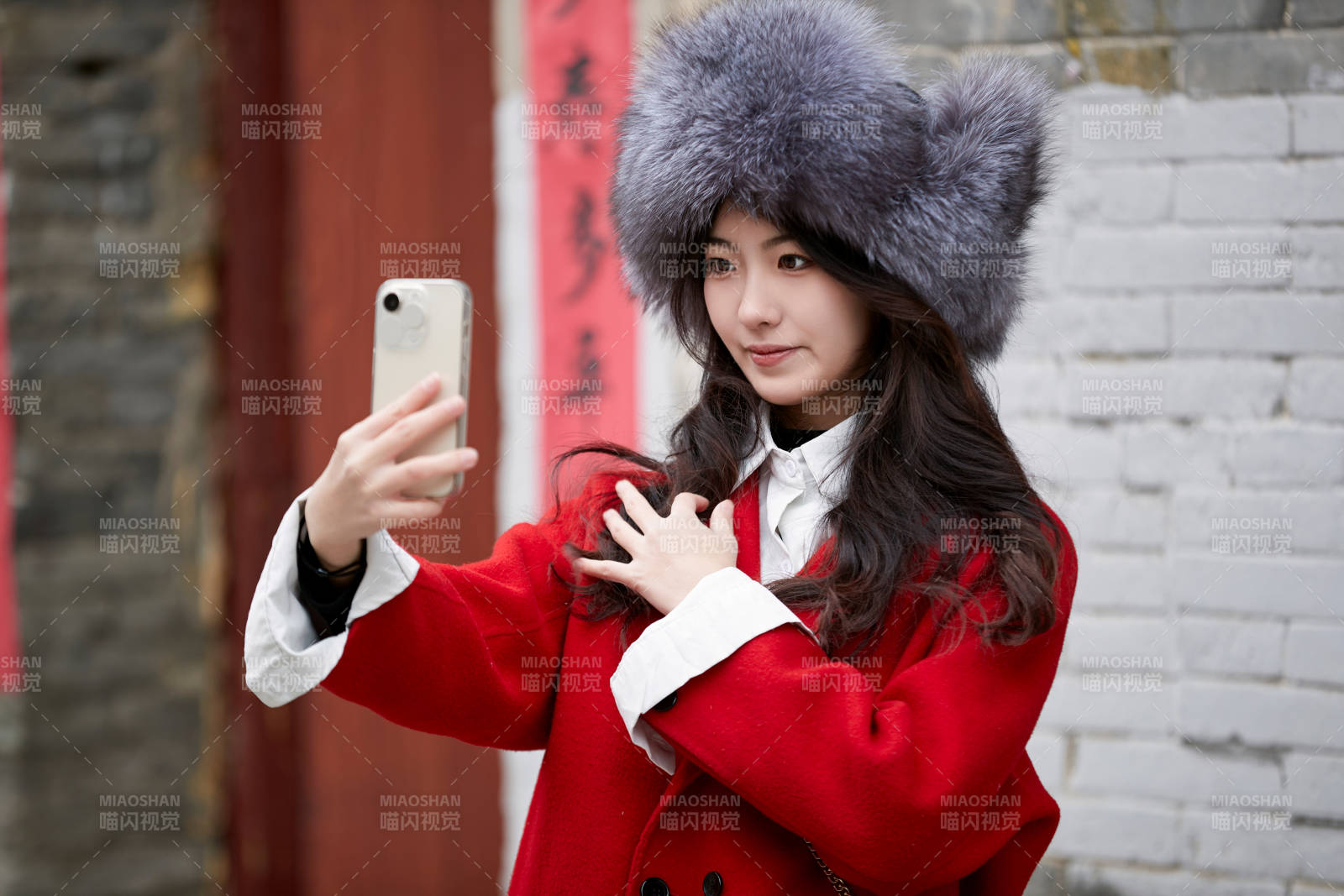 春节在老城古巷穿着喜庆服饰的美丽少女图片