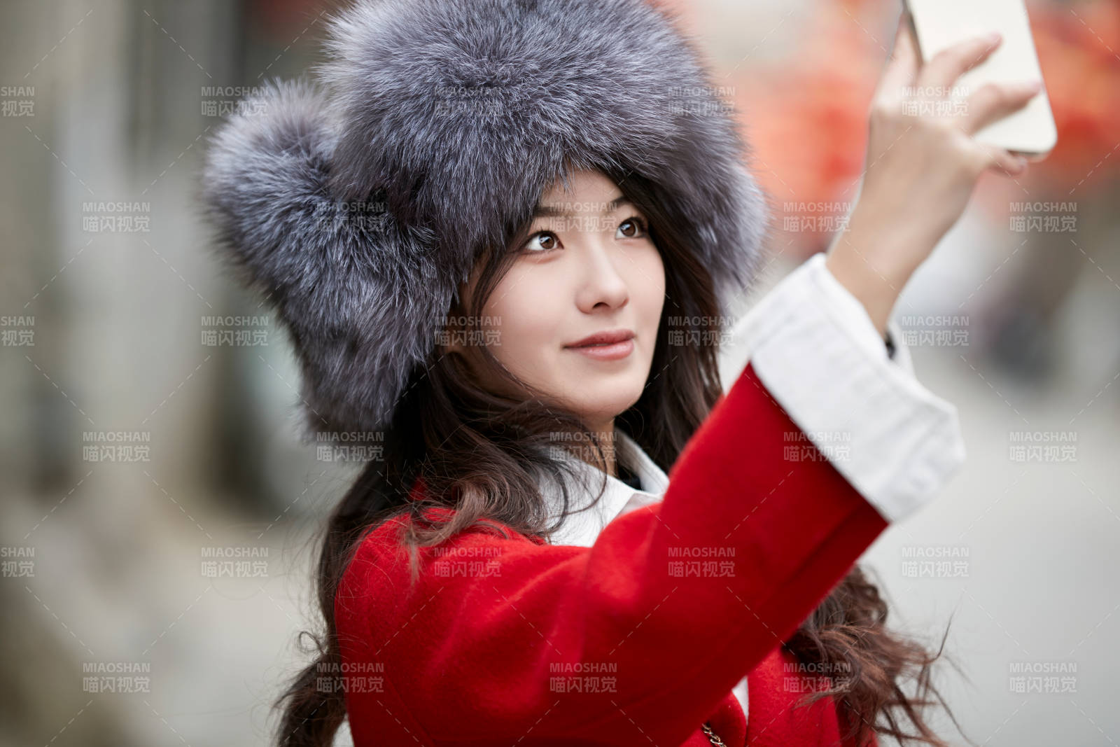 春节在老城古巷穿着喜庆服饰的美丽少女图片