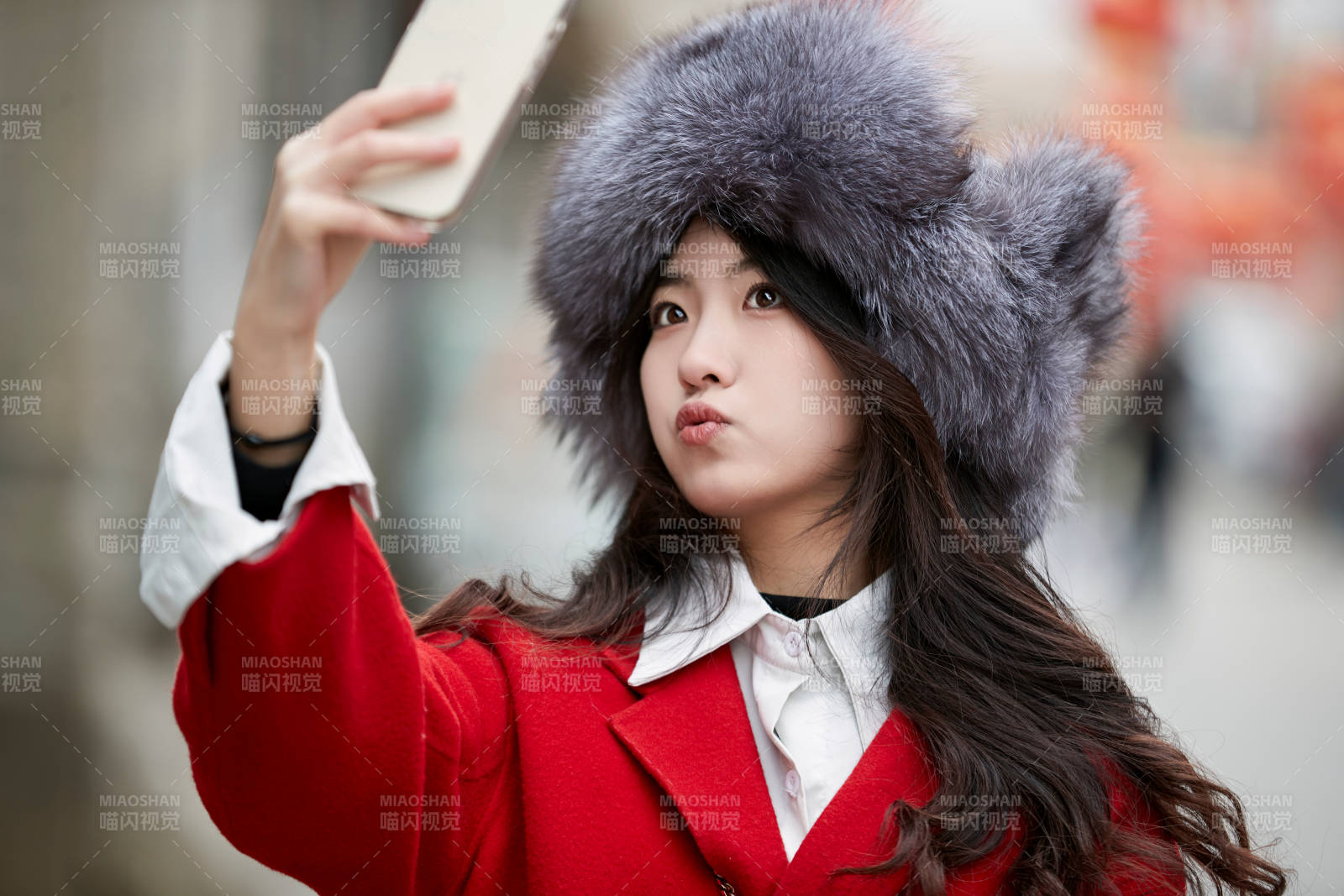 春节在老城古巷穿着喜庆服饰的美丽少女图片