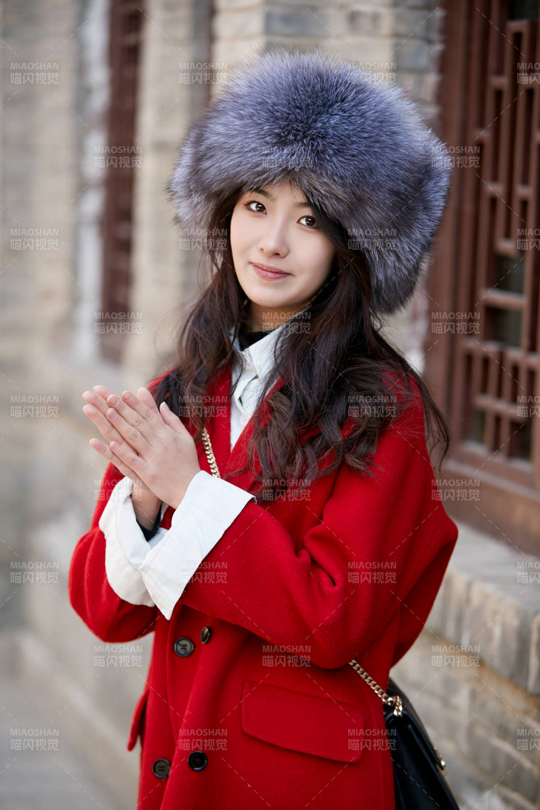 春节在老城古巷穿着喜庆服饰的美丽少女图片