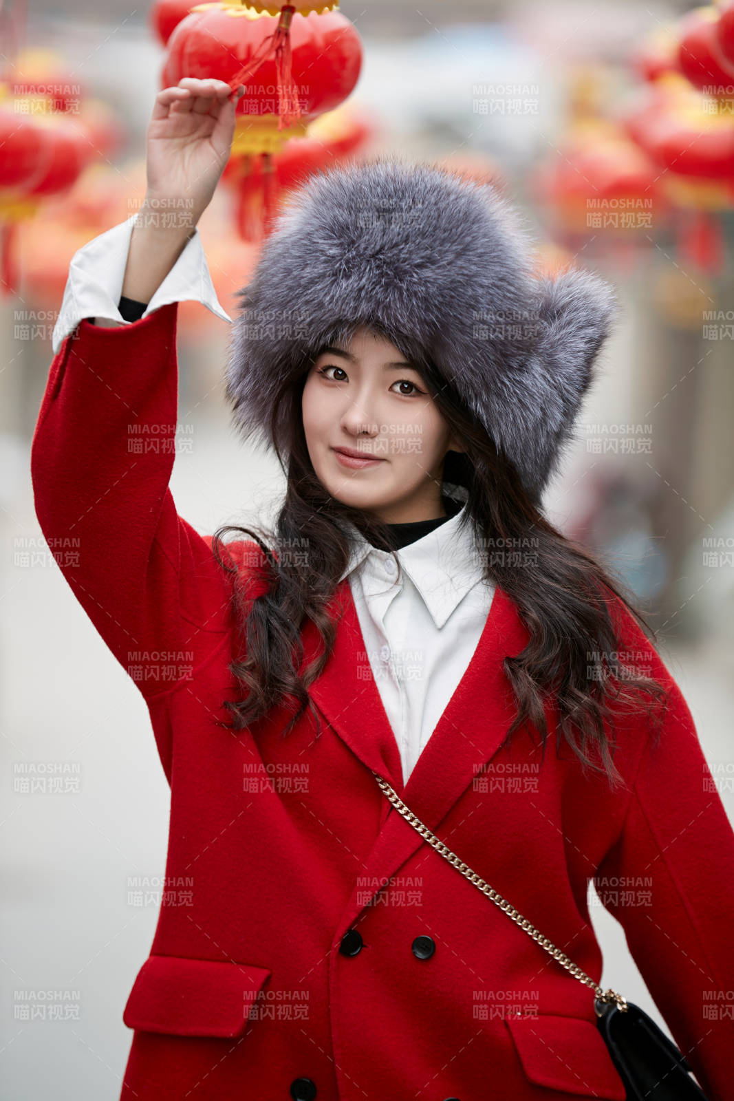 春节在老城古巷穿着喜庆服饰的美丽少女图片