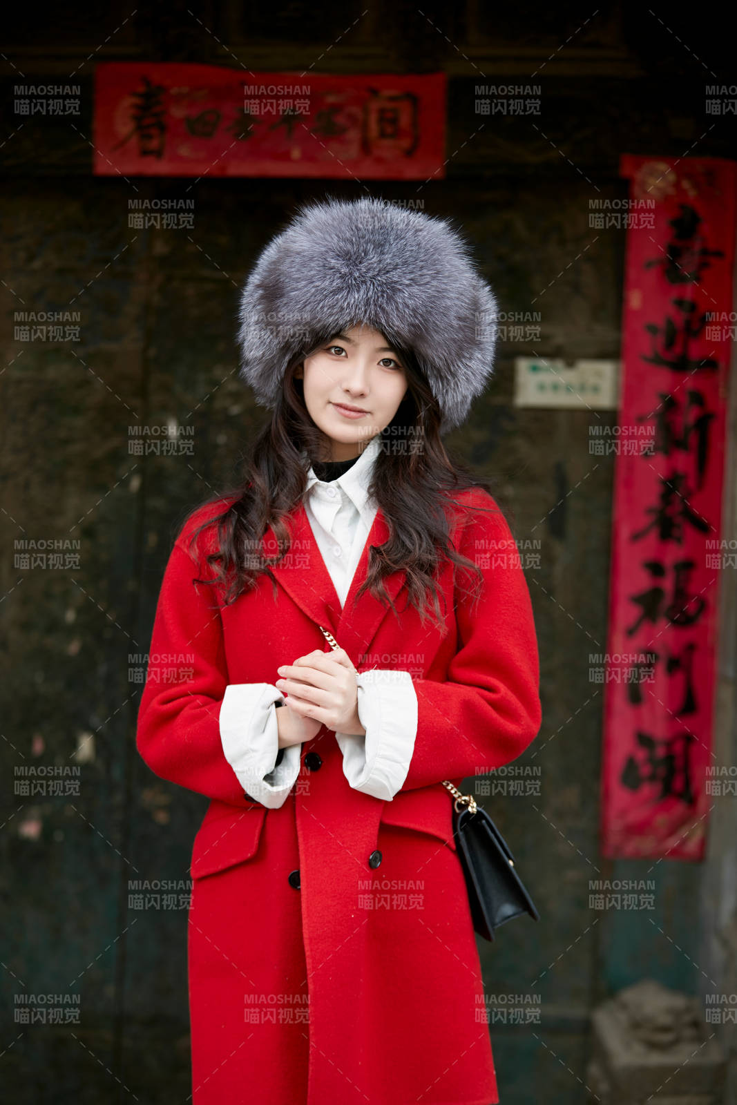春节在老城古巷穿着喜庆服饰的美丽少女图片