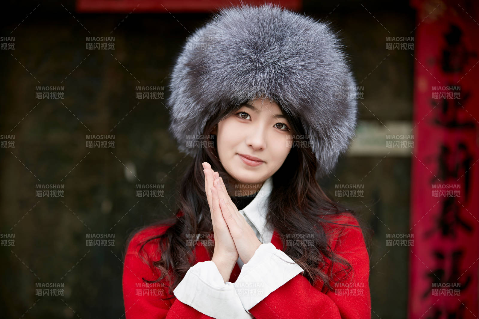 春节在老城古巷穿着喜庆服饰的美丽少女图片