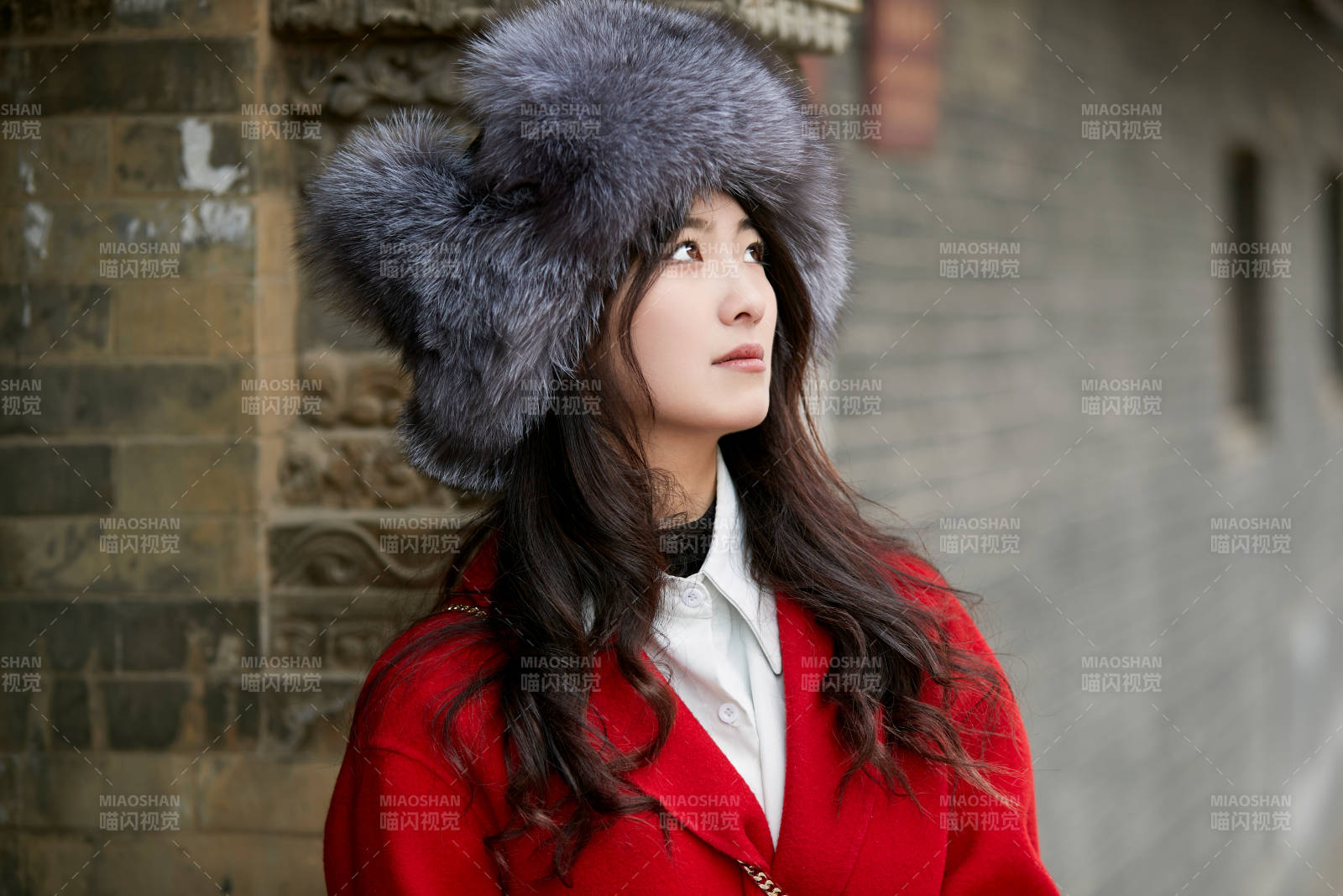 春节在老城古巷穿着喜庆服饰的美丽少女图片