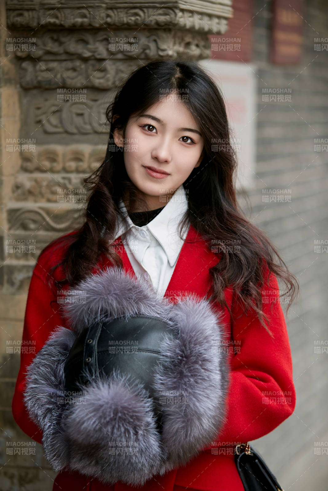 春节在老城古巷穿着喜庆服饰的美丽少女图片