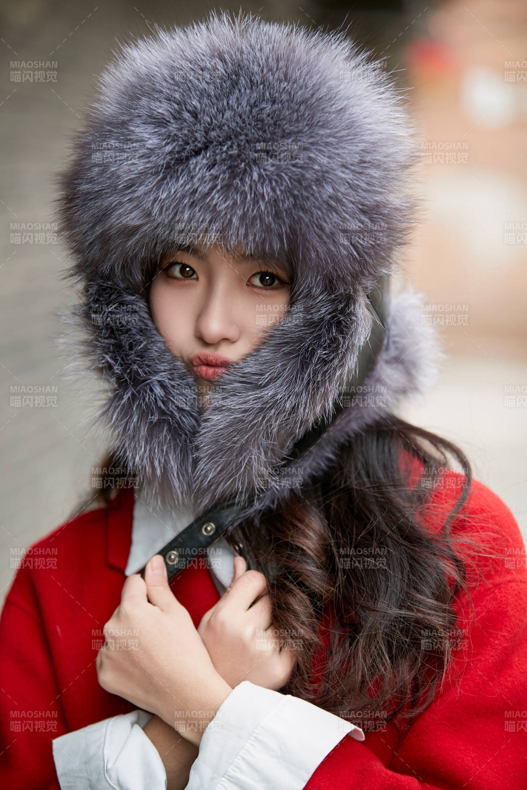 春节在老城古巷穿着喜庆服饰的美丽少女图片