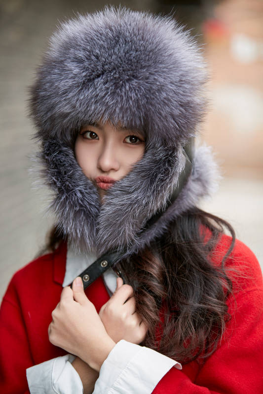 春节在老城古巷穿着喜庆服饰的美丽少女图片