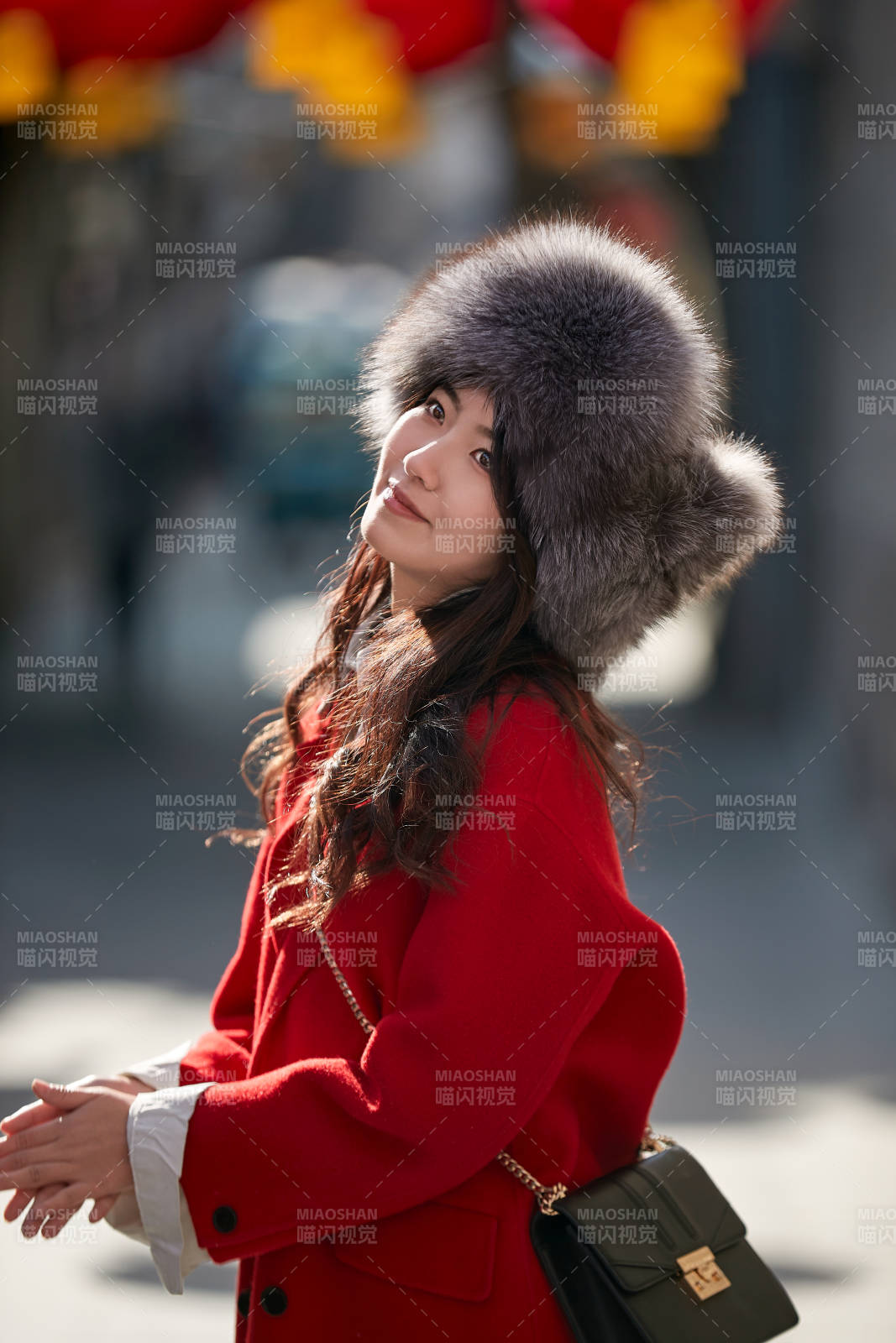 春节在老城古巷穿着喜庆服饰的美丽少女图片