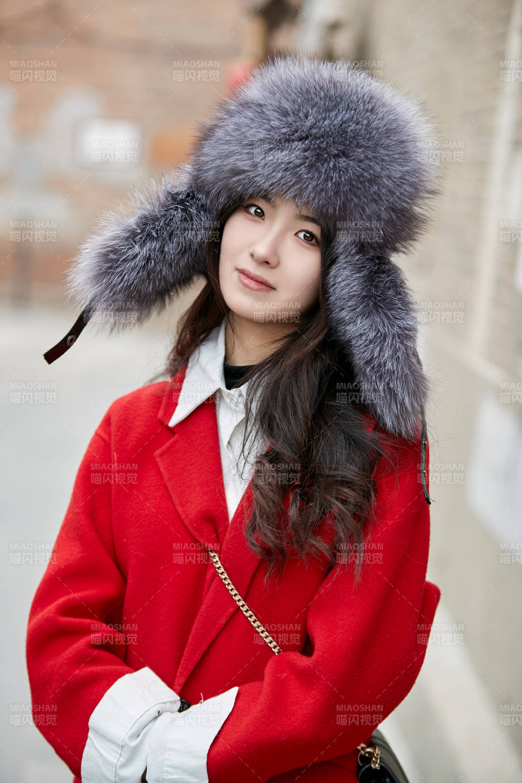 春节在老城古巷穿着喜庆服饰的美丽少女图片