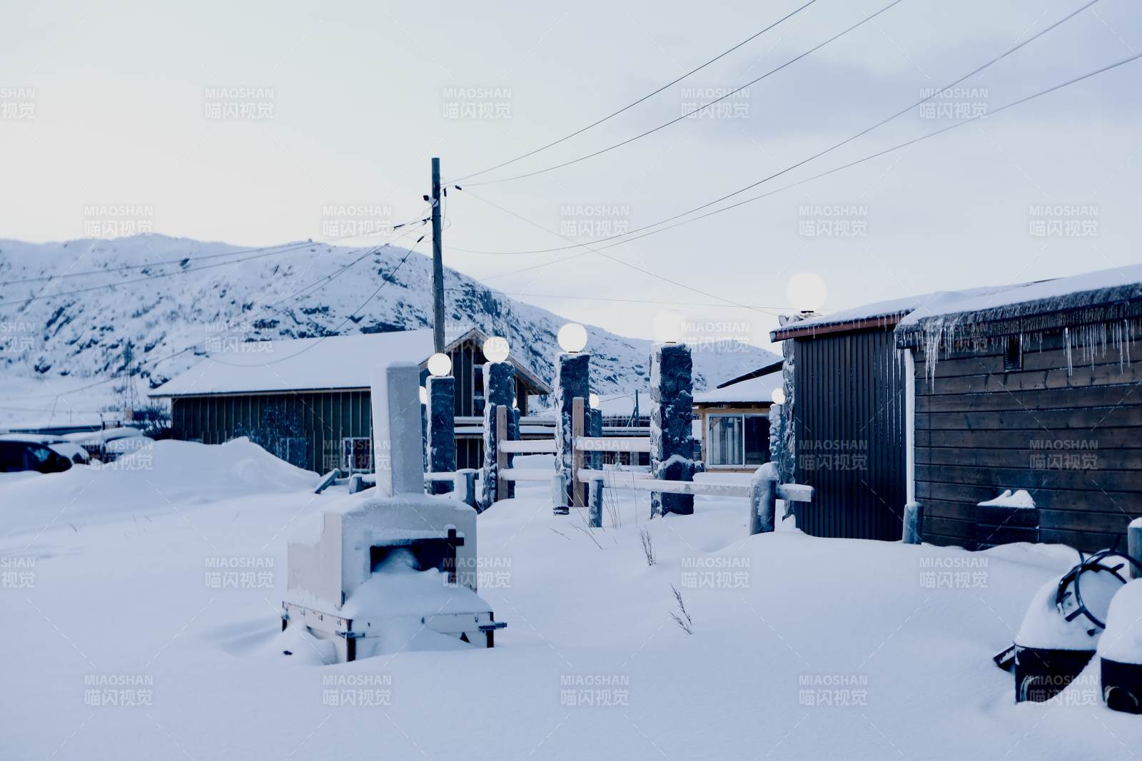 北极圈雪中静谧小镇图片