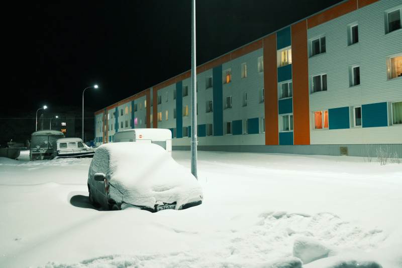 雪夜中的静谧住宅区图片
