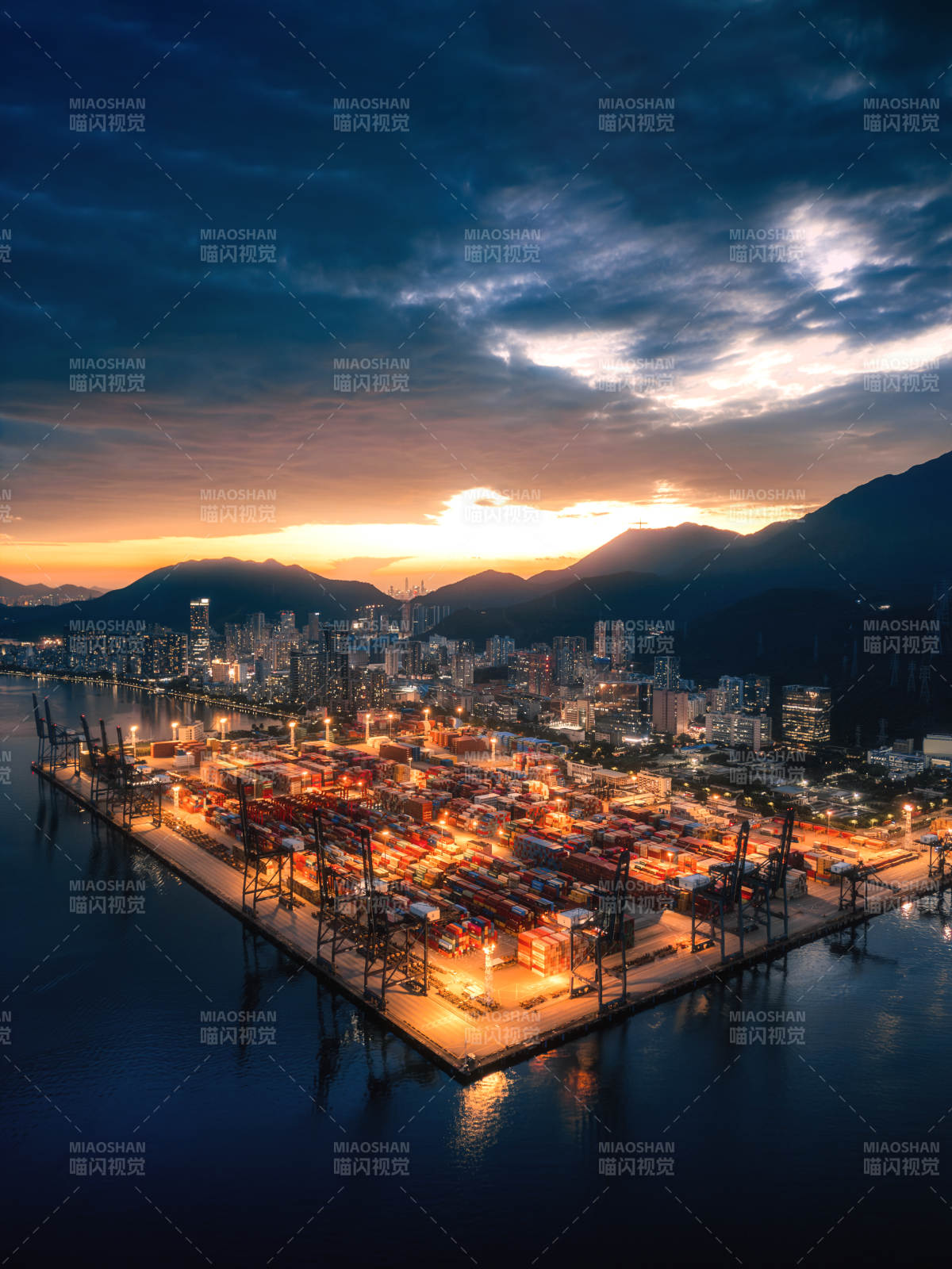 港口夜景璀璨图片