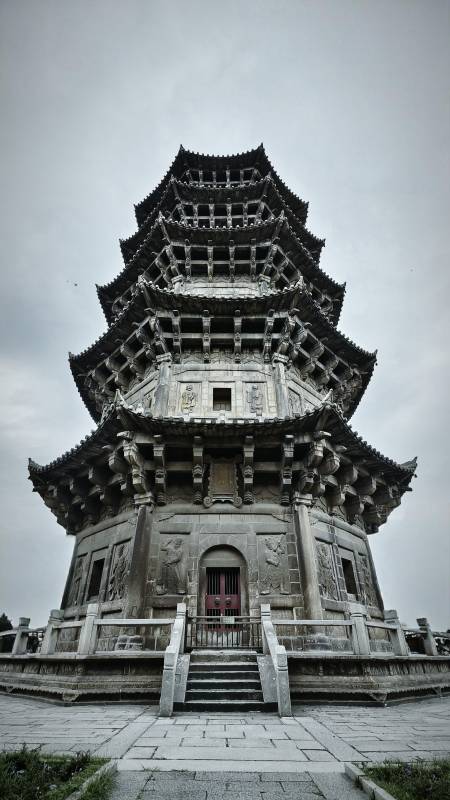 开元古塔巍峨耸立图片