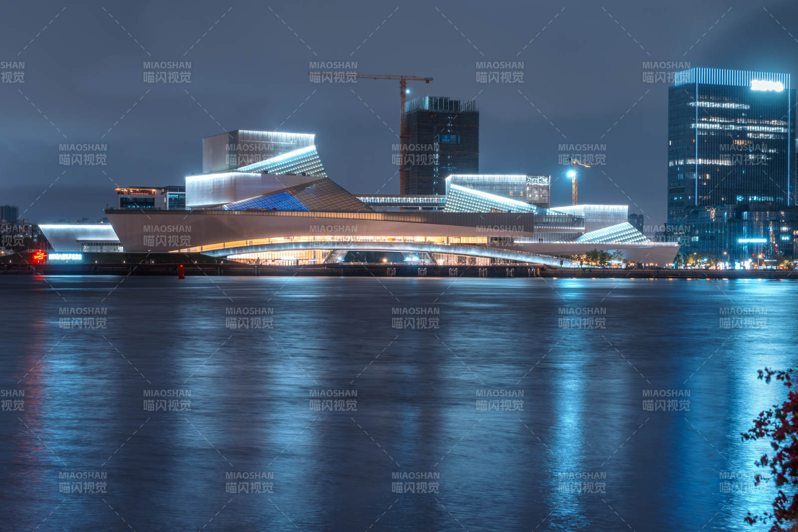 夜幕下的广州白鹅潭大湾区艺术中心图片