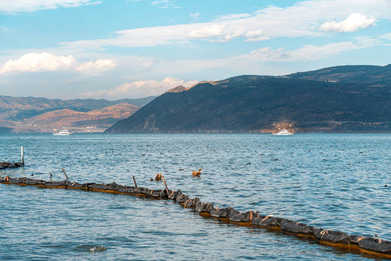 云南大理洱海湖光山色静谧美图片
