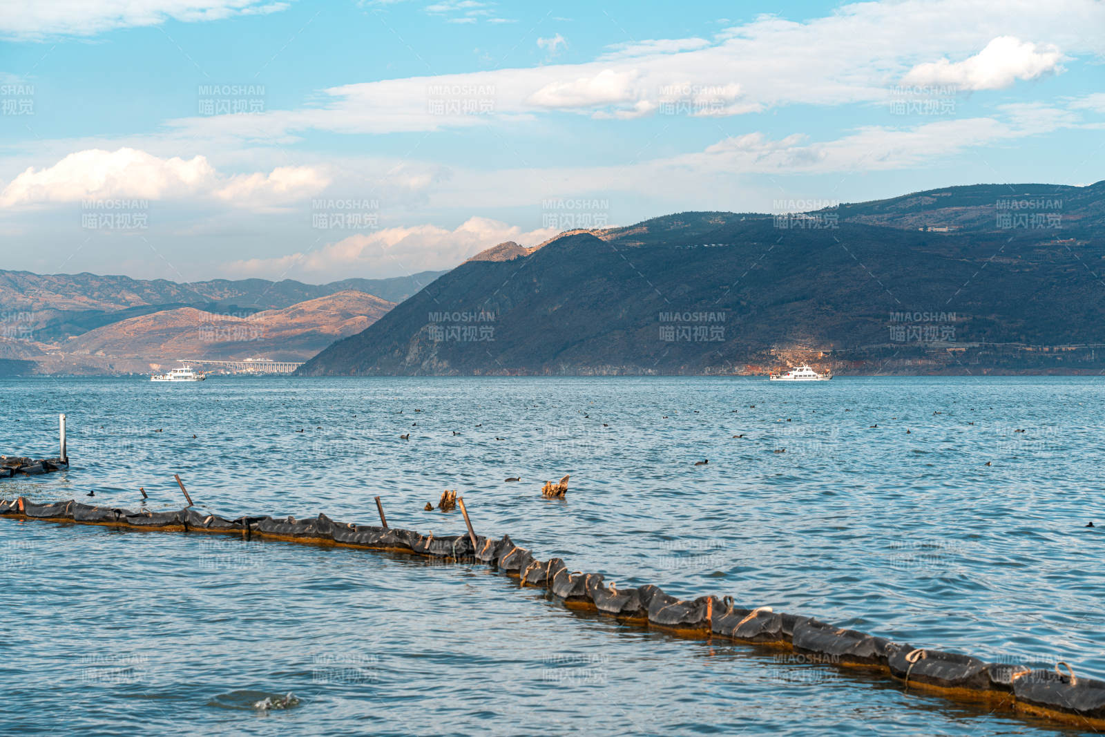 云南大理洱海湖光山色静谧美图片