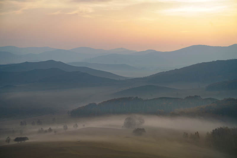 乌兰布统晨雾山峦图片