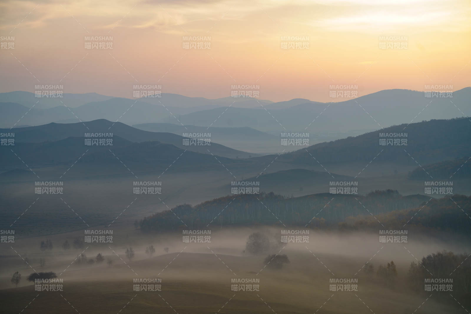 乌兰布统晨雾山峦图片