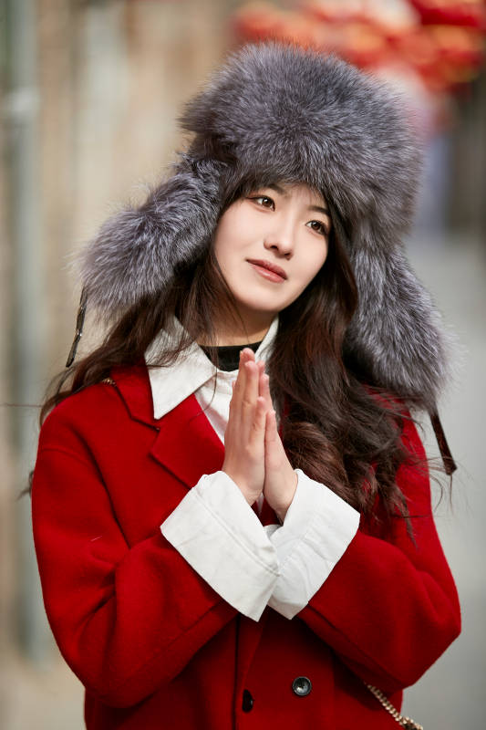 春节在老城古巷穿着喜庆服饰的美丽少女图片