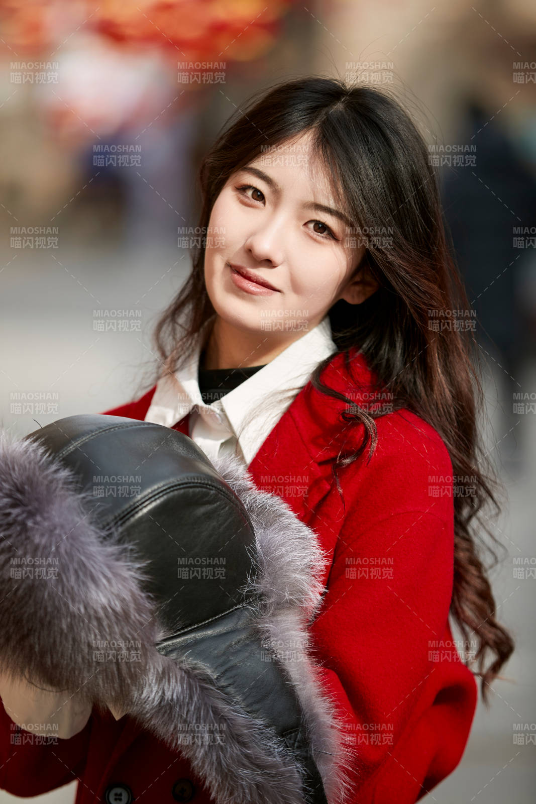 春节在老城古巷穿着喜庆服饰的美丽少女图片